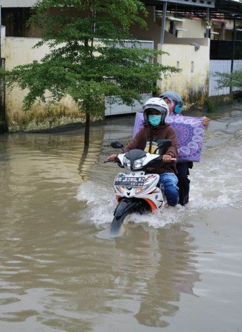 Natal di Tengah Banjir: Warga Perumnas Antang Tetap Rayakan dengan Sederhana