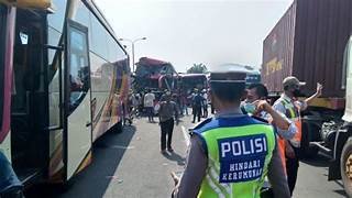 Kecelakaan Tragis di Tol Cipularang: Sopir Bus Peziarah Tangerang Sempat Kabur