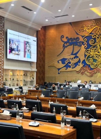 Rapat Baleg Bahas RUU PPRT Sepi Kehadiran, Aksi Demo Warnai Gedung DPR