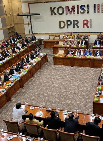 Pemilihan Hakim MK oleh DPR Dinilai Tertutup, Inosentius Samsul Tiba-Tiba Muncul Sebagai Calon