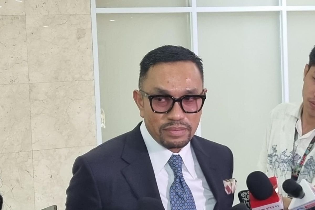 Ahmad Sahroni Dengarkan Aspirasi Demonstran di Depan Gerbang Pancasila