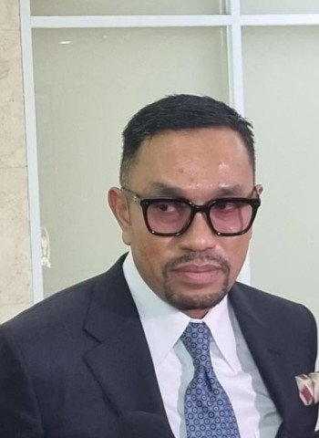 Ahmad Sahroni Dengarkan Aspirasi Demonstran di Depan Gerbang Pancasila