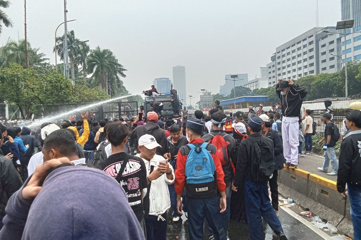 Bendera PAN Diambil dari Jalanan dalam Aksi Demo di DPR RI