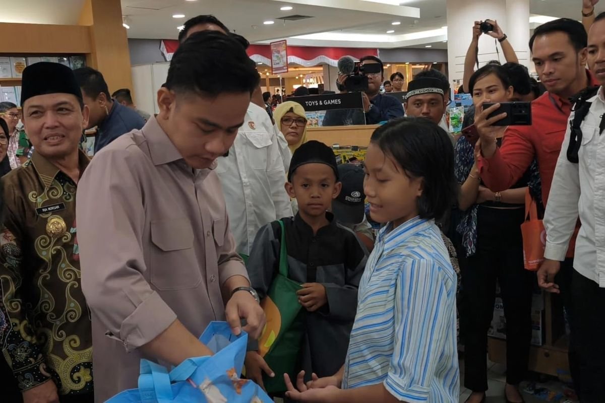 Gibran Rakabuming Raka Belikan Buku dan Perlengkapan Sekolah untuk Anak Yatim serta Siswa SR Pontianak