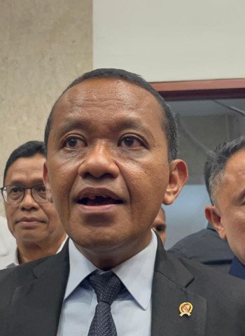 Bahlil Minta Kopdes Merah Putih Percepat Listrik Tenaga Surya di Desa