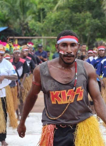 72 Warga Ayuka dan Tipuka Tampil Memukau dalam Lomba Tari Seka Untuk HUT ke-80 RI