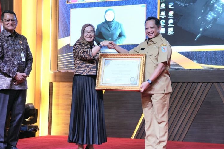 Inovasi NIK Sehat: Mendagri Tito Karnavian Raih Penghargaan OPSI KIPP 2025