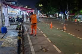 Petugas PPSU Bekerja Hingga Dini Hari Bersihkan Sampah Sisa Misa Malam Natal
