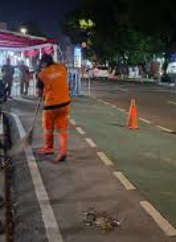Petugas PPSU Bekerja Hingga Dini Hari Bersihkan Sampah Sisa Misa Malam Natal