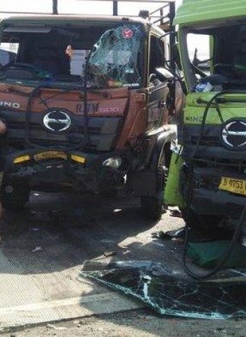 Sopir Truk Meloncat Sebelum Tabrakan di GT Ciawi: Kronologi dan Tindakan Polisi