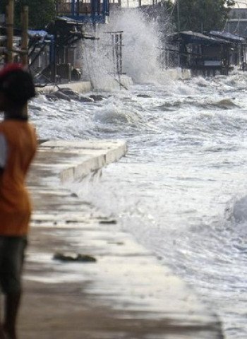 Runtuhnya Penyangga Menara di Tambun Utara: Warga Dihimbau Menjauh