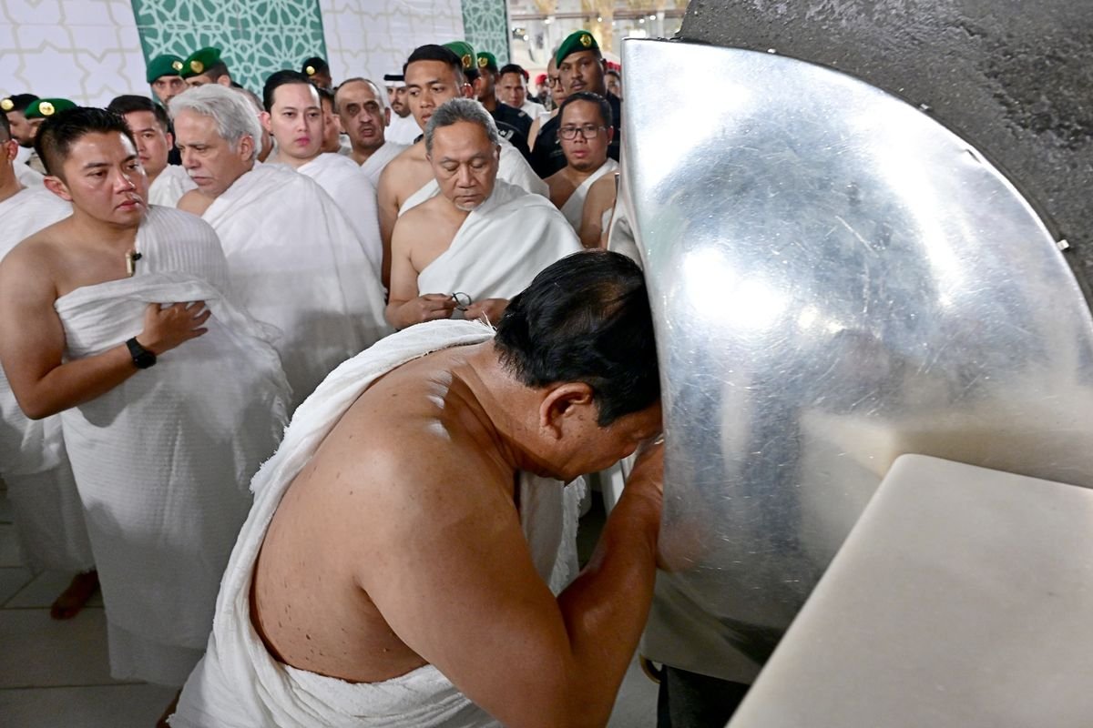 Momen Spiritual Prabowo Saat Umrah, Sentuh Hajar Aswad dan Masuki Ka'bah