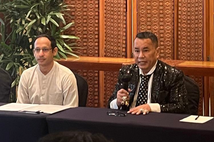 Tegas Hotman Paris Nadiem Sehat Wal Afiat Bantah Jadi DPO Kejagung
