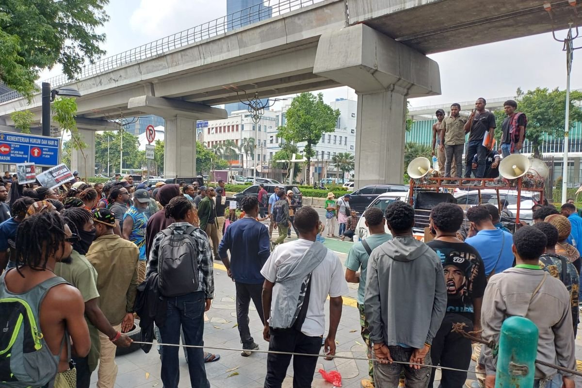 Natalius Pigai Mengimbau Mahasiswa Papua untuk Mengangkat Isu Konflik Intan Jaya ke Komnas HAM