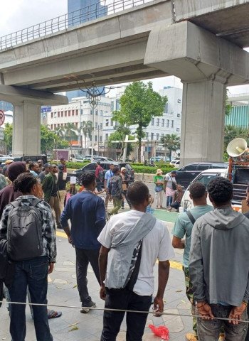 Natalius Pigai Mengimbau Mahasiswa Papua untuk Mengangkat Isu Konflik Intan Jaya ke Komnas HAM