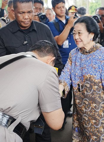 Gestur Hormat Kapolri ke Megawati PDI-P Sebut Hubungan Tetap Akrab di Tengah Kritik