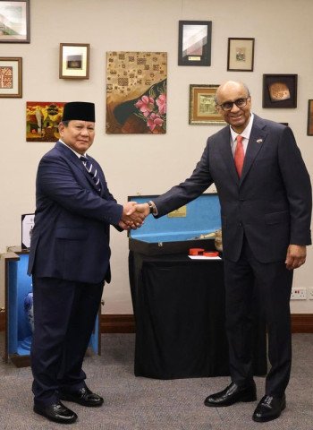 Presiden Prabowo Subianto Berikan Guci dan Keris sebagai Lambang Persahabatan kepada Presiden Singapura