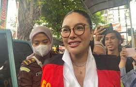 Nikita Mirzani Ditegur: Kontroversi Video Call dan Live Jualan dari Rutan