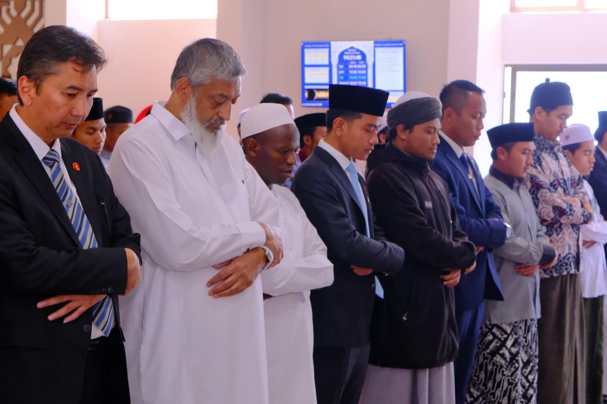 Momen Gibran Shalat di Masjid Afrika Selatan Usai KTT G20