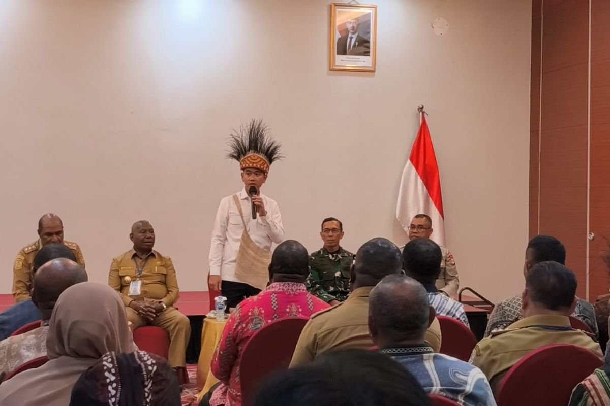 Gibran Rakabuming Raka Traktir Anak Yatim Piatu Buku dan Alat Tulis di Kunjungan Kerja