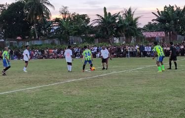 Kemeriahan di Lapangan Biryosi: Gibran Rakabuming Bermain Sepak Bola di Manokwari