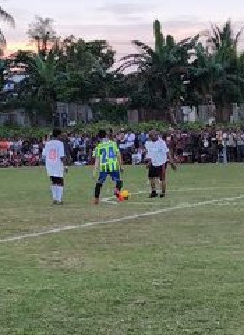 Kemeriahan di Lapangan Biryosi: Gibran Rakabuming Bermain Sepak Bola di Manokwari