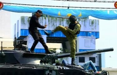 Atraksi Spektakuler Prajurit TNI di HUT ke-80: Duel di Atas Tank BMP