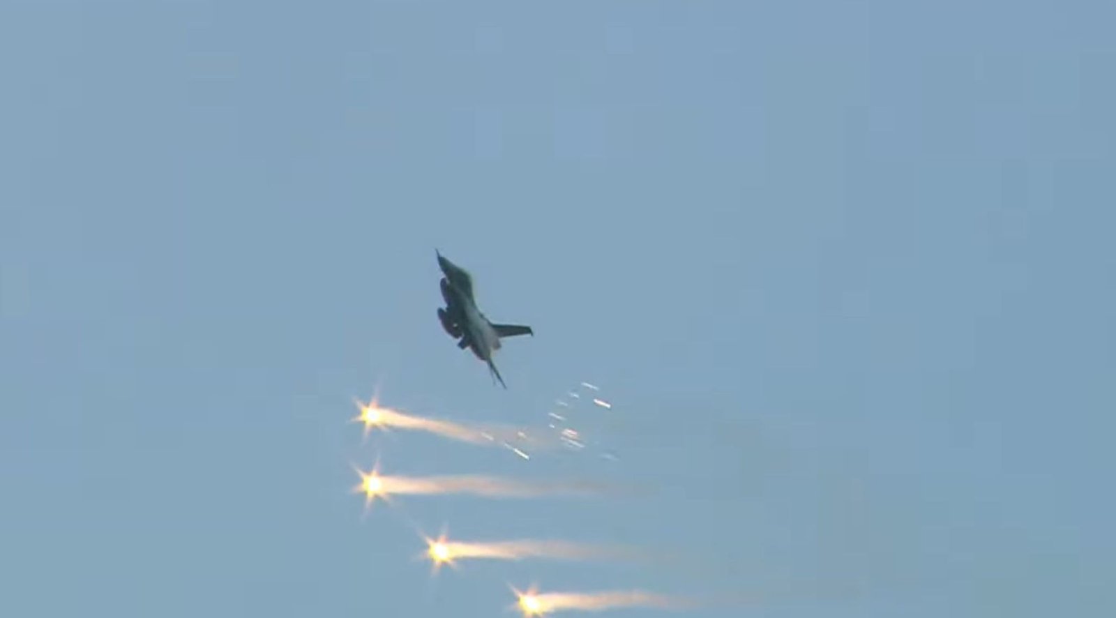 Pertempuran Udara F-16 dan T-50i: Atraksi Spektakuler di HUT ke-80 TNI