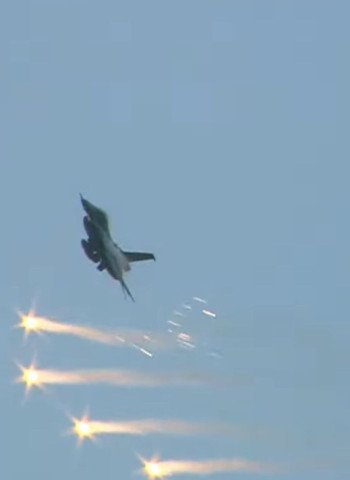 Pertempuran Udara F-16 dan T-50i: Atraksi Spektakuler di HUT ke-80 TNI