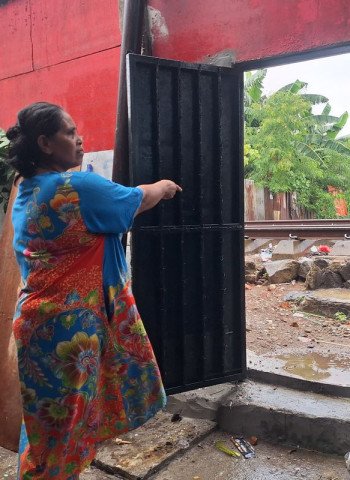 Ibu-Ibu Kampung Muara Bahari: Garda Terdepan Hadapi Serangan Orang Tak Dikenal