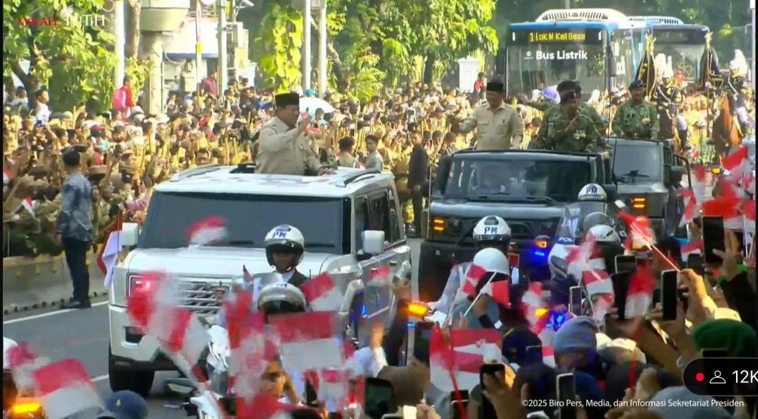 Prabowo Pimpin Upacara HUT TNI di Monas: Sapa Masyarakat dari Sunroof Maung