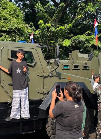 Ibu Yayah: Perjuangan Seorang Ibu Demi Menyaksikan Aksi Anak di Parade HUT ke-80 TNI