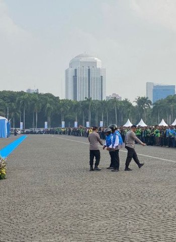 Upacara Penghormatan Kedinasan Mengiringi Pemakaman Anggit Bima Wicaksana