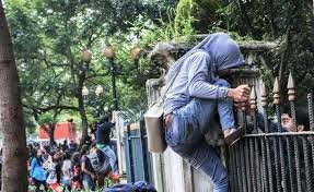 Ibu Panjat Pagar Monas: Antusiasme Warga Saksikan HUT ke-80 TNI