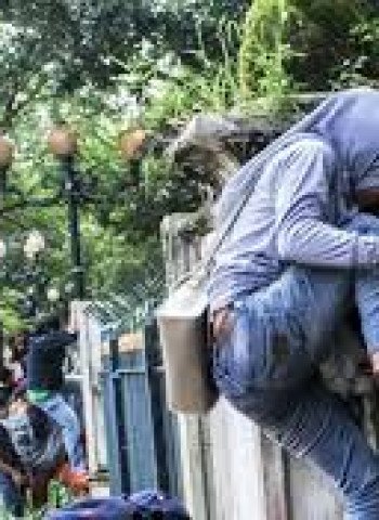 Ibu Panjat Pagar Monas: Antusiasme Warga Saksikan HUT ke-80 TNI