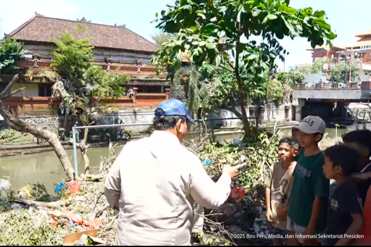 Prabowo Subianto Tinjau Korban Banjir di Bali, Siswa SMA Keluhkan Belum Terima MBG