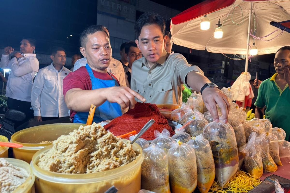 Wapres Gibran Blusukan ke Pasar Cipulir pada Malam Hari, Borong Sayuran hingga Ikan