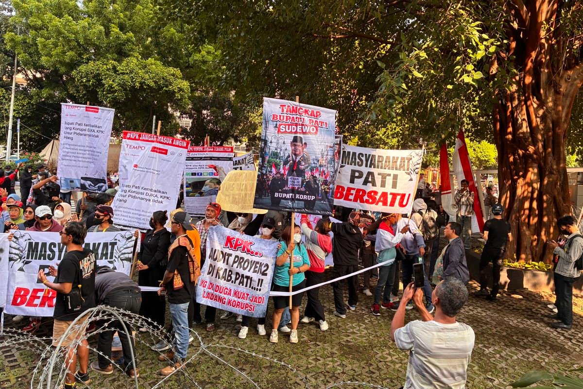 Warga Pati Serahkan Jamu Tolak Angin ke KPK dalam Aksi Demonstrasi