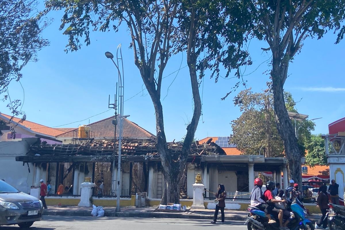AHY Minta Aparat Selidiki Pembakaran Gedung Grahadi di Surabaya