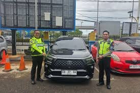 Gunakan Pelat Diplomatik Rusia, Mobil Avanza Ditindak Polisi di Tol Dalam Kota
