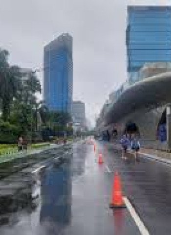 Hujan Guyur Jakarta Saat Ramadhan, Kawasan Sudirman-Thamrin Tampak Lengang Selama CFD