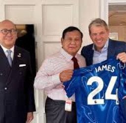 Momen Akrab di AS: Prabowo Bertemu Pemilik Chelsea dan Terima Jersi Reece James
