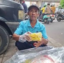 Strategi Cerdik Pedagang Kerupuk di Mangga Besar: Mengais Rezeki di Tengah Antrean Kolak Viral