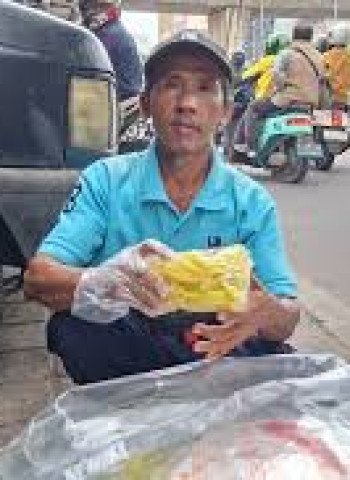 Strategi Cerdik Pedagang Kerupuk di Mangga Besar: Mengais Rezeki di Tengah Antrean Kolak Viral