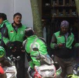 Fleksibilitas dan Akses Mudah: Ojek Online Jadi Pilihan Utama Anak Muda di Tengah Ketidakpastian Ekonomi