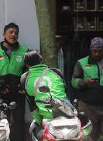 Fleksibilitas dan Akses Mudah: Ojek Online Jadi Pilihan Utama Anak Muda di Tengah Ketidakpastian Ekonomi