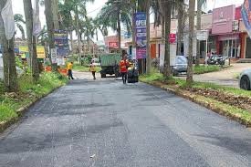 Aksi Petugas Transjakarta Tambal Jalan Berlubang di Kawasan Sawangan Depok