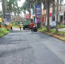 Aksi Petugas Transjakarta Tambal Jalan Berlubang di Kawasan Sawangan Depok