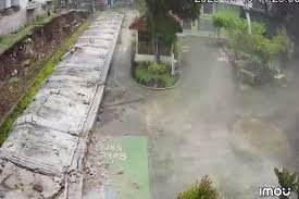 PENYEBAB ROBOHNYA TEMBOK SMPN 182 JAKARTA MENURUT PENJELASAN BPBD DKI