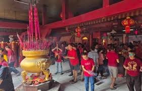 Imlek di Vihara Bahtera Bhakti Ancol, Asap Hio dan Doa Mengisi Udara